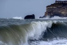 Photo of स्पेन में समुद्र किनारे ऊंची लहरों और तेज हवाओं का कहर