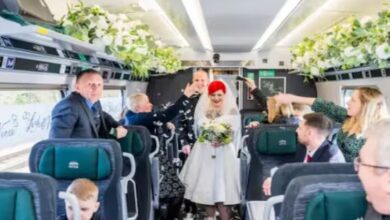 Photo of कपल ने चलती ट्रेन में की शादी, शानदार पार्टी भी दी, मेहमान भी आए!