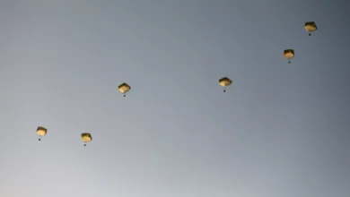 Photo of अमेरिकी सैन्य विमानों ने गाजा में पहली बार गिराए भोजन के हजारों पैकेट