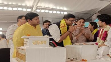 Photo of अलीगढ़ के मेयर ने ली धीरेंद्र शास्त्री की चरण में शरण