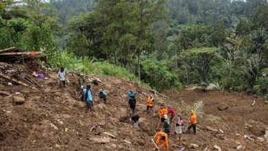 Photo of इंडोनेशिया के सुलावेसी द्वीप में भारी बारिश के चलते आई आपदा,भूस्खलन के बाद कई लोग मिट्टी में दबे…