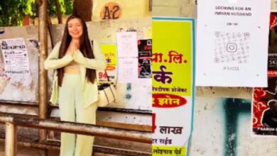 Photo of QR कोड लेकर घूम रही रशियन लड़की, चाहिए इंडियन दूल्हा!