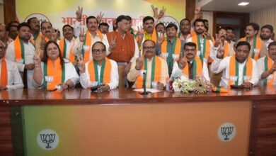 Photo of यूपी: पूर्व डीजीपी विजय कुमार पत्नी सहित भाजपा में हुए शामिल