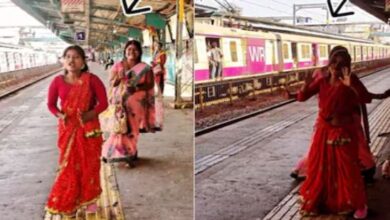 Photo of लाल साड़ी में रेलवे स्टेशन पर नाच रही थी लड़की, तभी पीछे आ रही महिला ने फेंका झोला