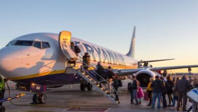 Photo of विमान पर चढ़ते समय बच्चों की तस्वीरें ले रहा था शख्स, फ्लाइट अटेंडेंट ने कहा बेवकूफ!