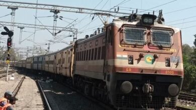 Photo of विशाखापत्तनम-अमृतसर हीराकुंड एक्सप्रेस बाल-बाल बची, अनूपपुर में ट्रेन से टकराई बेकाबू कार