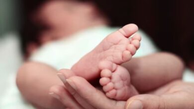 Photo of पैदा होते ही मां ने बच्‍चे को जिंदा दफना दिया, 12 घंटे तक जमीन में दबा रहा!