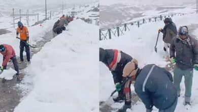 Photo of केदारनाथ धाम में बर्फबारी…अभी भी जमी तीन फीट तक बर्फ, रास्ता बनाने में जुटे 70 मजदूर