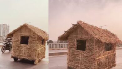 Photo of बीच सड़क पर दौड़ने लगी झोपड़ी, गाड़ियों के बीच लगाई रेस!