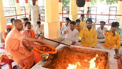 Photo of रामनवमी पर मुख्यमंत्री योगी आदित्यनाथ की शक्ति आराधना, गोरखपुर में कर रहे कन्या पूजन