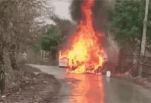 Photo of एमपी: बारात में जा रही कार में अचानक लगी आग, दूल्हे ने चलती कार से कूदकर बचाई जान…