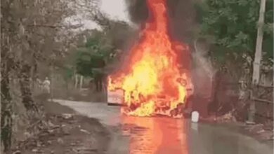 Photo of एमपी: बारात में जा रही कार में अचानक लगी आग, दूल्हे ने चलती कार से कूदकर बचाई जान…