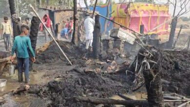 Photo of भागलपुर: बिजली की चिंगारी से 5 घरों में लगी आग, एक बच्चे की दर्दनाक मौत