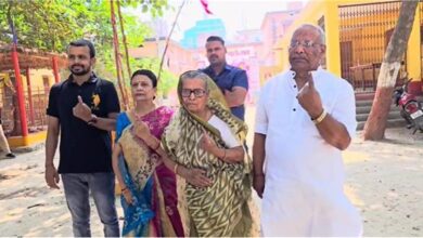 Photo of तारकिशोर प्रसाद ने अपनी बूढ़ी मां और पत्नी के साथ किया मतदान