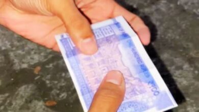 Photo of सड़क पर पड़ा 100 का नोट शख्स ने फटाफट उठाया, पलटकर देखते ही टूट गया दिल!