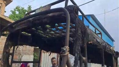 Photo of घर के बाहर खड़ी ऑटो को 2 युवकों ने लगाई आग, पूरी तरह जली ऑटो
