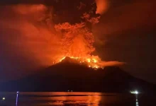 Photo of इंडोनेशिया के रुआंग पर्वत पर फटा ज्वालामुखी, 24 घंटे में हुए पांच धमाके