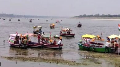 Photo of यूपी: जिला निर्वाचन अधिकारी ने निकाली नाव से मतदाता जागरूकता रैली