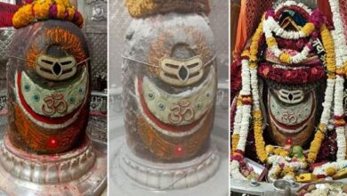 Photo of उज्जैन: सूर्य, चंद्र, त्रिपुंड और ऊं धारण कर भस्मारती में सजे बाबा महाकाल