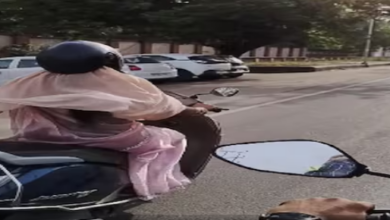 Photo of स्कूटी चलाती महिला को घूरने लगे लोग, मोबाइल निकाल बनाने लगे वीडियो, चेहरा नहीं