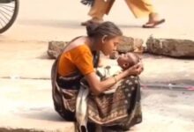 Photo of सड़क किनारे बैठी मां ने अपने बच्चे पर लुटाया प्यार, माथे को चूमती आई नजर