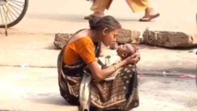 Photo of सड़क किनारे बैठी मां ने अपने बच्चे पर लुटाया प्यार, माथे को चूमती आई नजर