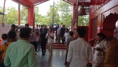 Photo of रायबरेली पहुंचे राहुल गांधी, हनुमान मंदिर में किए दर्शन