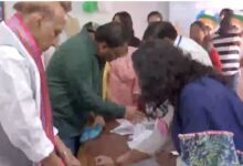 Photo of रक्षा मंत्री राजनाथ सिंह ने डाला अपना वोट, मतदाताओं से की यह अपील