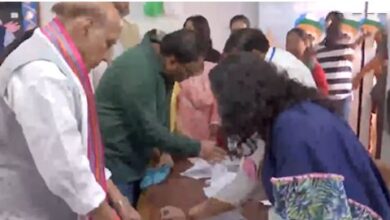 Photo of रक्षा मंत्री राजनाथ सिंह ने डाला अपना वोट, मतदाताओं से की यह अपील