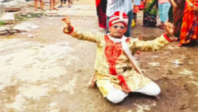 Photo of शादी की ऐसी खुशी, सड़क पर लोट-लोटकर नाचा दूल्हा