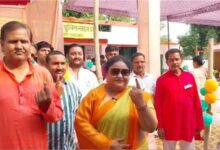 Photo of BJP विधायक अनुपमा जायसवाल ने परिवार संग किया मतदान