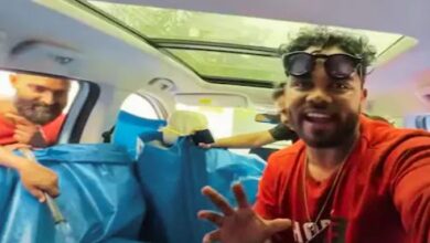 Photo of चलती कार में पूल पार्टी, तिरपाल बांध लड़कों ने किया जुगाड़, पर हो गई ऐसी गलती