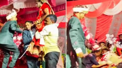 Photo of वरमाला पर हो रहा था मज़ाक, यूं भड़का दूल्हा, दुल्हन के ऊपर ही कूद पड़ा