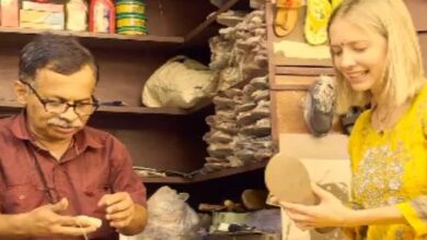 Photo of टूटी चप्पल सिलवाने गई रशियन लड़की, मोची की अंग्रेज़ी पर हुई दंग