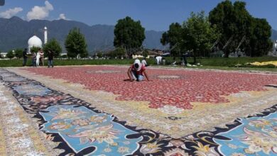 Photo of कश्मीर के कारीगरों ने हाथों से बनाया एशिया का सबसे बड़ा कालीन, आठ साल में हुआ तैयार