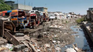 Photo of यहां हर घर से चल रही गोली! अपनों का अंतिम संस्कार भी नहीं कर पा रहे लोग…