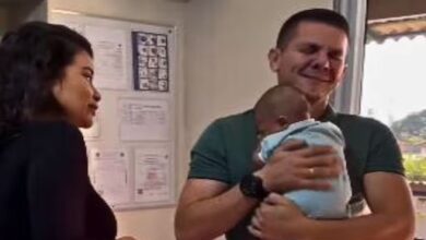 Photo of कपल गोद ले रहे थे बच्चा, अनाथालय में पहली बार हुई मुलाकात, देखकर भावुक हुए मां-बाप