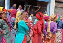 Photo of बड़ेथी में शराब की उप दुकान खुलने पर महिलाओं ने जताया विरोध, जमकर किया हंगामा