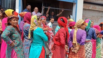 Photo of बड़ेथी में शराब की उप दुकान खुलने पर महिलाओं ने जताया विरोध, जमकर किया हंगामा