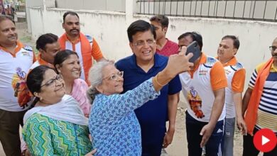 Photo of केंद्रीय मंत्री पीयूष गोयल ने काशीवासियों संग किया योग