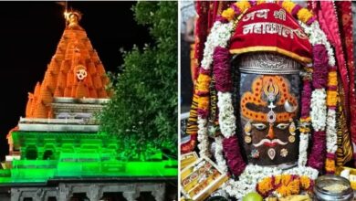 Photo of मोगरे और गुलाब की माला पहनकर सजे बाबा महाकाल, भस्म आरती में भक्तों को दिए दिव्य दर्शन