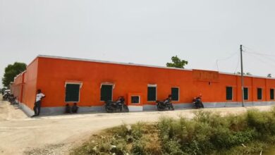 Photo of यूपी के इस गांव में भगवा रंग से रंगवा दिया विद्यालय भवन