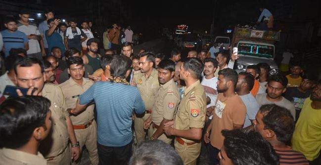 Photo of यूपी: बिजली कटौती पर उग्र हुई राजधानी, उपकेंद्रों पर बवाल, इंजीनियर-कर्मचारी भागे