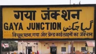 Photo of गया में चलती ट्रेन के सामने आई युवती, हालत गंभीर
