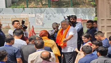 Photo of कैंची धाम में उपराष्ट्रपति जगदीप धनखड़, चंदन लगाकर स्वागत किया