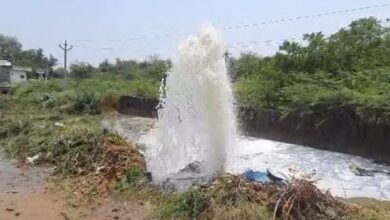 Photo of करौली: दो दिन में भी ठीक नहीं हुआ सीवरेज लाइन से फूटा फव्वारा, नगर परिषद उदासीन