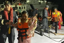 Photo of  गोवा तट पर फंसी 26 लोगों से भरी नाव, भारतीय तटरक्षक बल ने समय रहते बचाई जान
