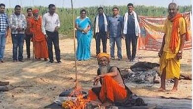 Photo of  संभल: भीषण गर्मी में अपने चारों ओर आग जलाकर तपस्या कर रहे ‘पागल बाबा’ की मौत