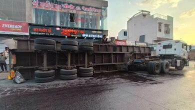 Photo of शाहपुरा में खाद्य तेल से भरा ट्रेलर पलटा, टैंक फटने से सड़क पर फैला डीजल