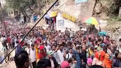 Photo of सोनप्रयाग में बैरिकेडिंग तोड़कर निकला यात्रियों का सैलाब, चार घंटे में संभली व्यवस्था